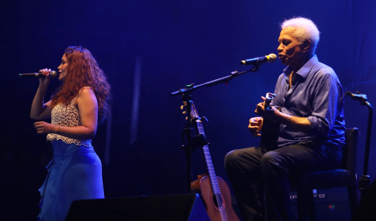 Beatriz Rabello e Paulinho da Viola no palco